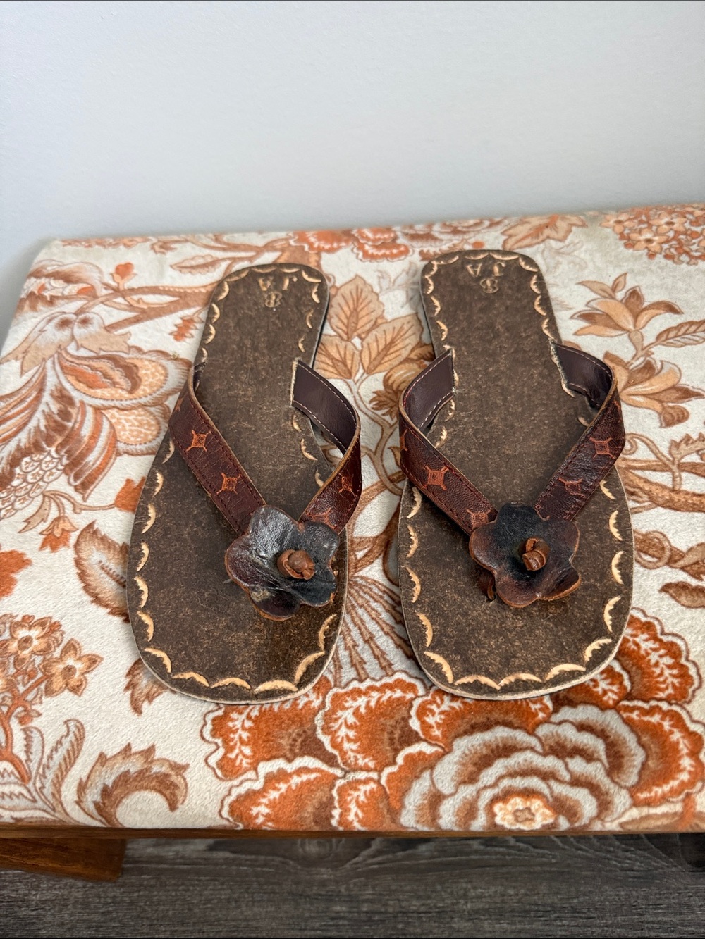 Vintage Jamaican Style Brown Leather Floral Thong Sandals Size 8 Boho